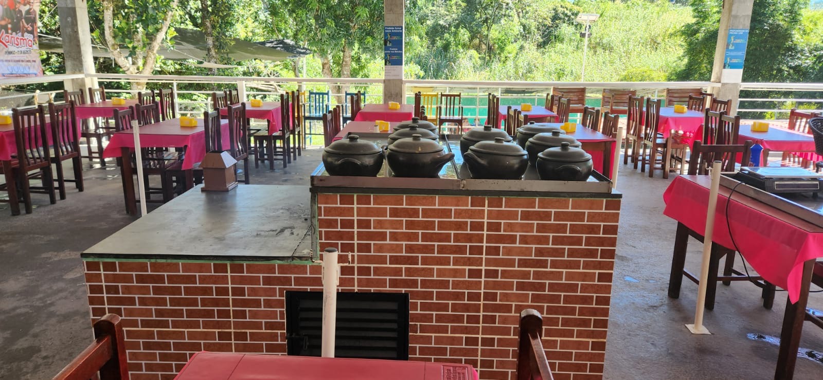 Panelas de barro no fogão caipira
